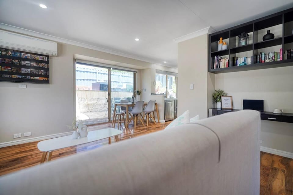 Library, TV and multimedia, Living room, Seating area, hair dresser