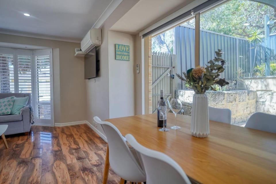 Communal lounge/ TV room, TV and multimedia, Living room, Seating area, Dining area, Evening entertainment