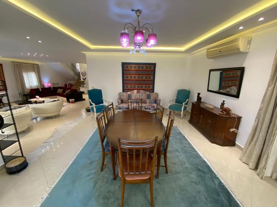 Photo of the whole room, Dining area