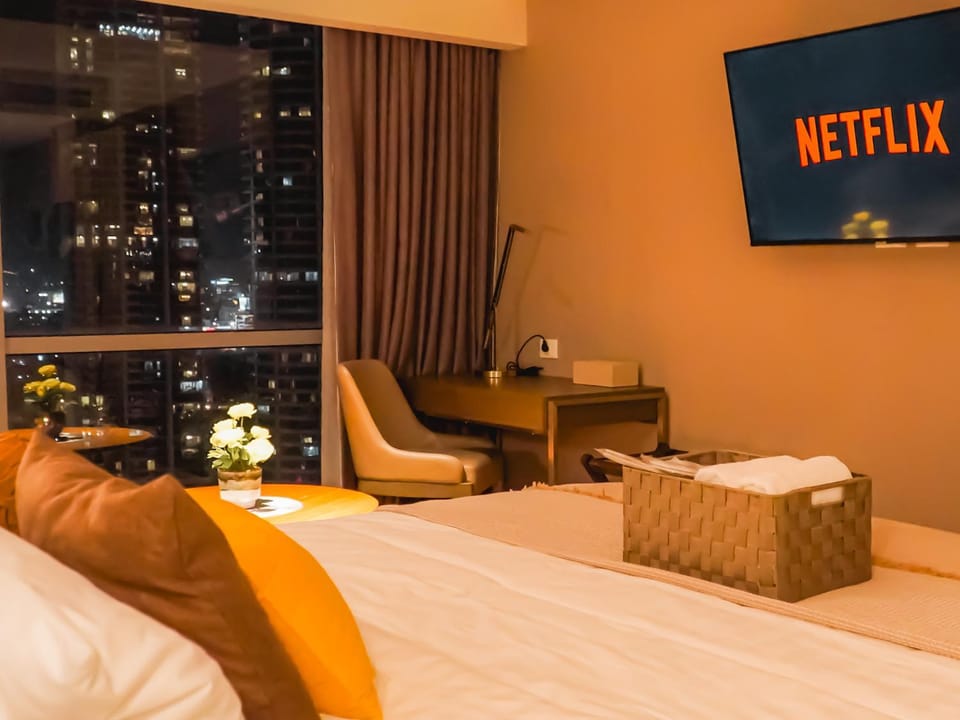 Bed, Night, TV and multimedia, Seating area