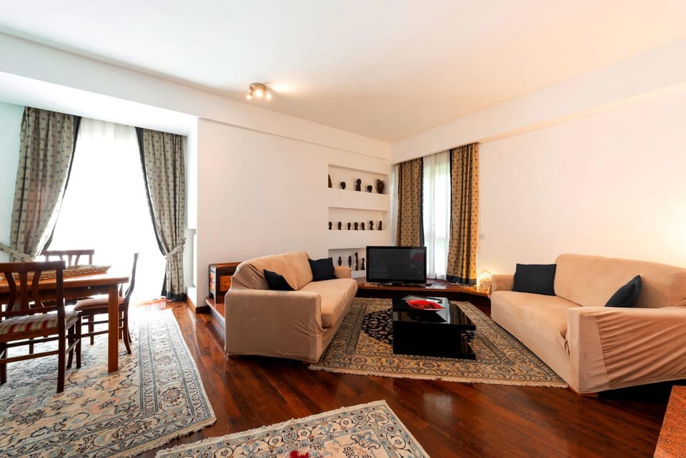 Communal lounge/ TV room, Facade/entrance, TV and multimedia, Living room, Lounge or bar, Seating area