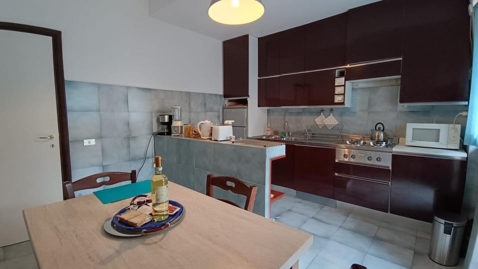 Kitchen or kitchenette, Food and drinks, Dining area, Food, minibar, toaster