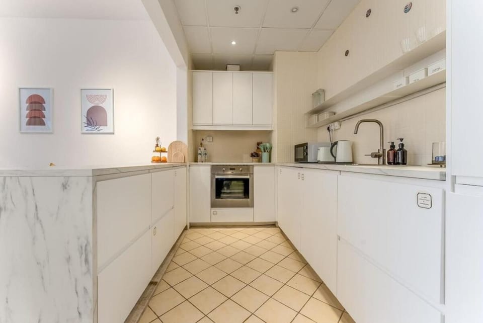 Coffee/tea facilities, Kitchen or kitchenette, dishwasher, stove, toaster