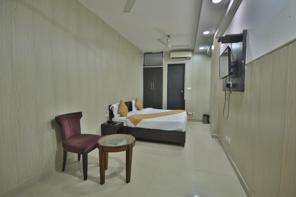 Bed, TV and multimedia, Photo of the whole room, Bedroom