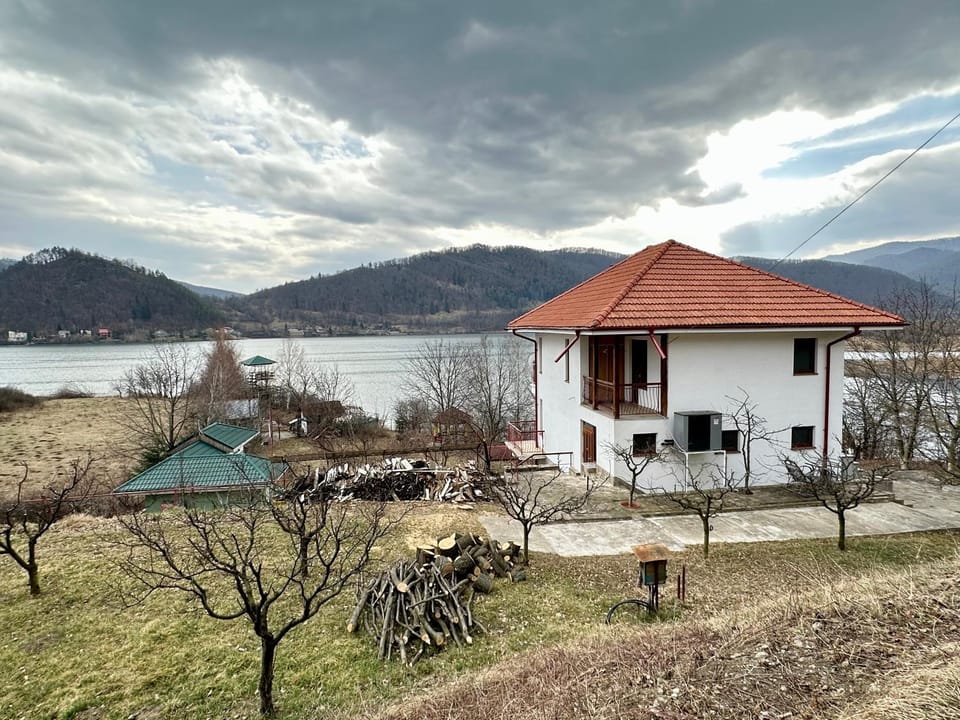 Lake House House in Romania