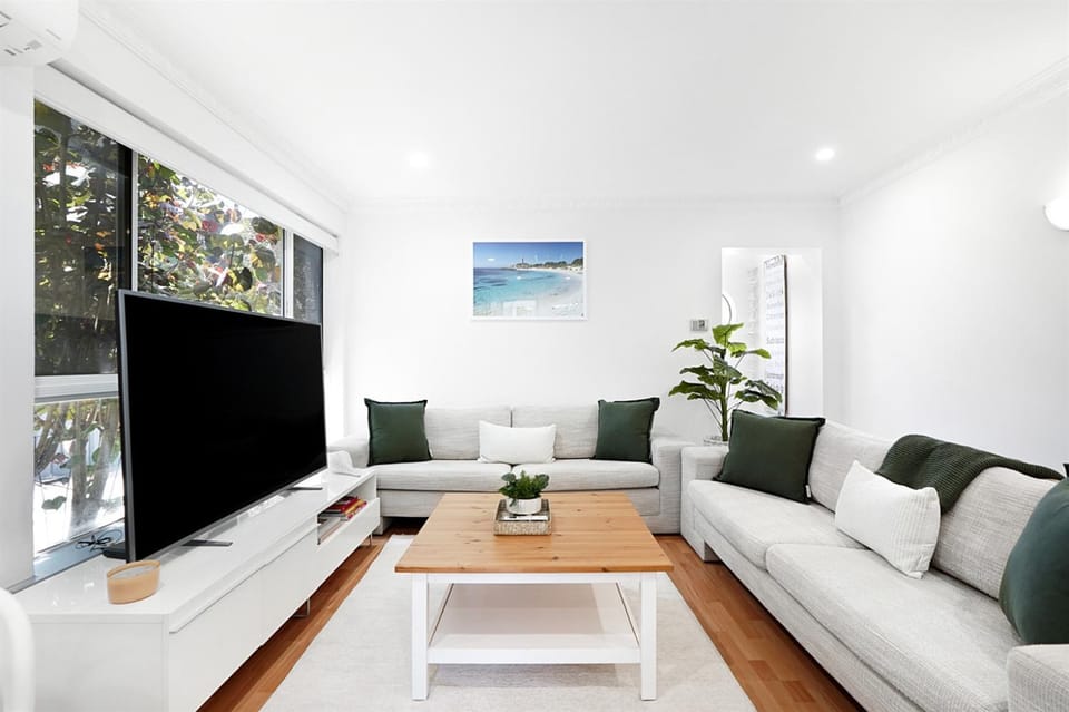 Easy Dayze Steps to Sand, Shops & Sips! Apartment in Perth