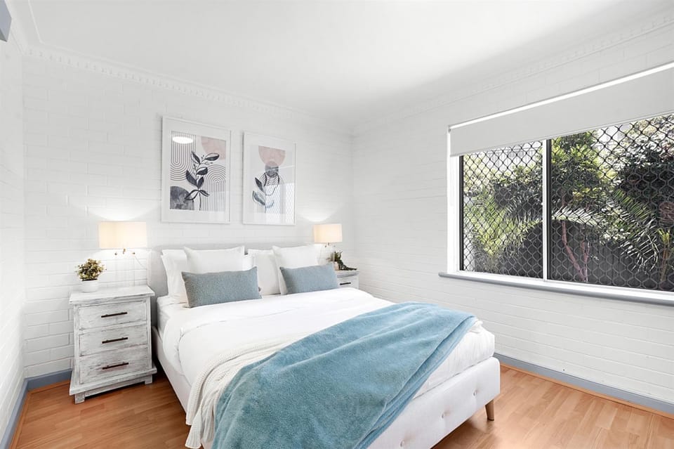 Easy Dayze Steps to Sand, Shops & Sips! Apartment in Perth