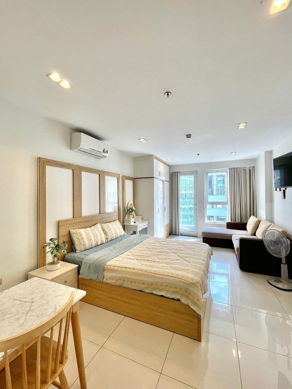 Communal lounge/ TV room, Bed, TV and multimedia, Photo of the whole room, Seating area, Evening entertainment, Bedroom