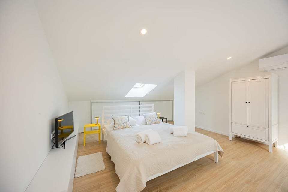 Bed, TV and multimedia, Bedroom