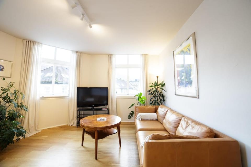 TV and multimedia, Living room, Seating area, Evening entertainment