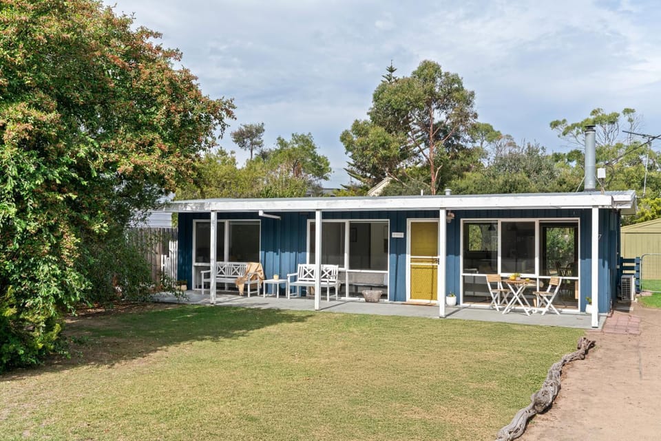 Patio, Facade/entrance, Garden, Seating area, Dining area