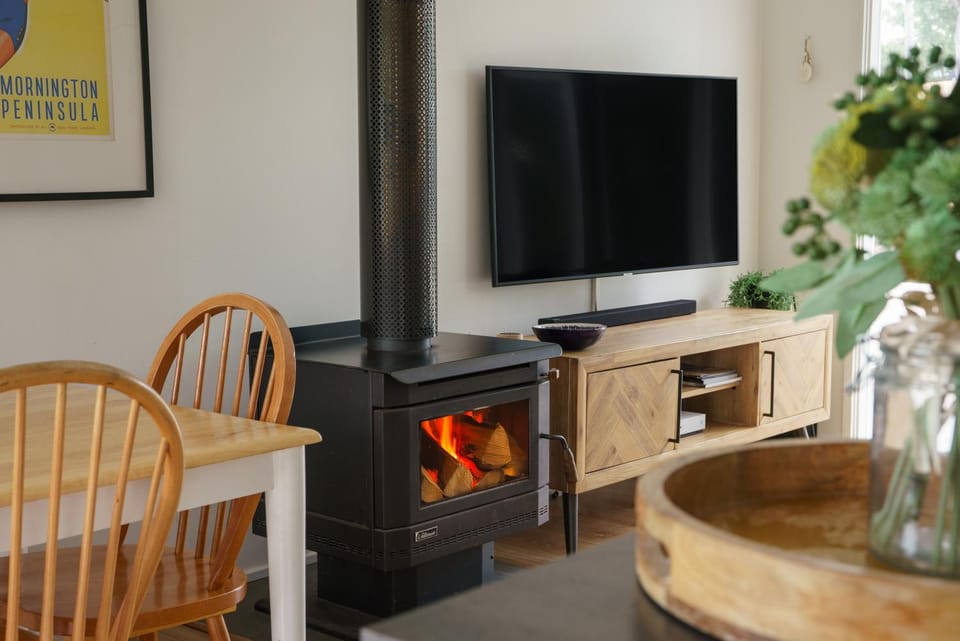 TV and multimedia, Living room, Dining area, fireplace