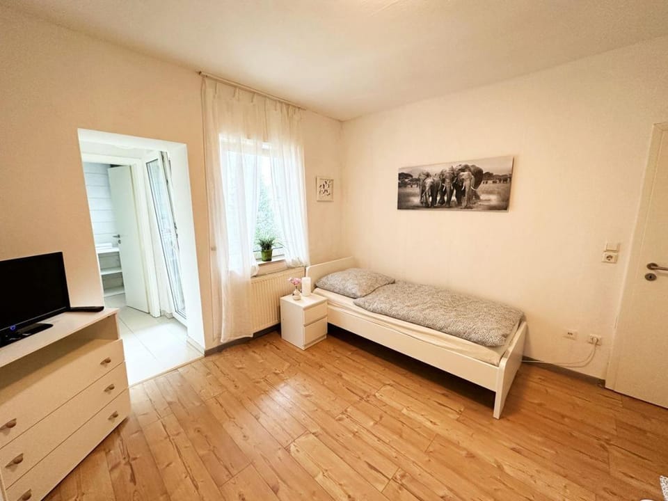 Bed, TV and multimedia, Photo of the whole room, Bedroom