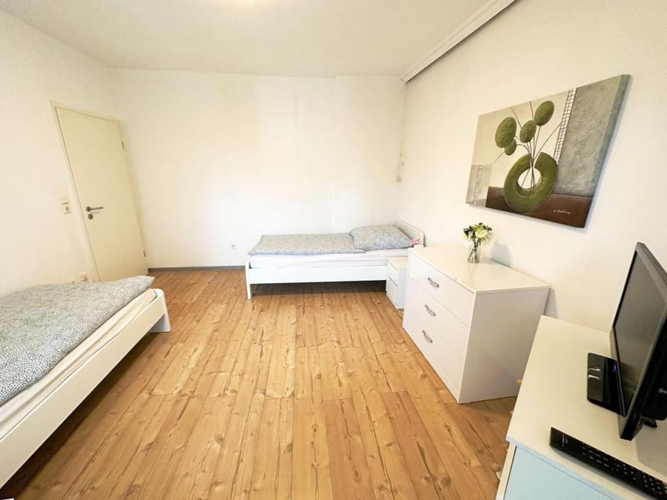 Bed, TV and multimedia, Photo of the whole room, Bedroom