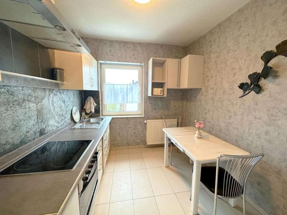 Kitchen or kitchenette, Dining area, stove