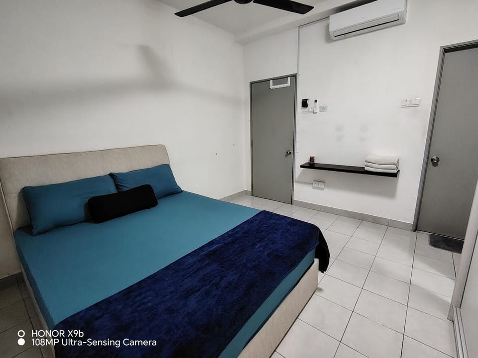 Bed, Photo of the whole room, Bedroom, towels, air conditioner