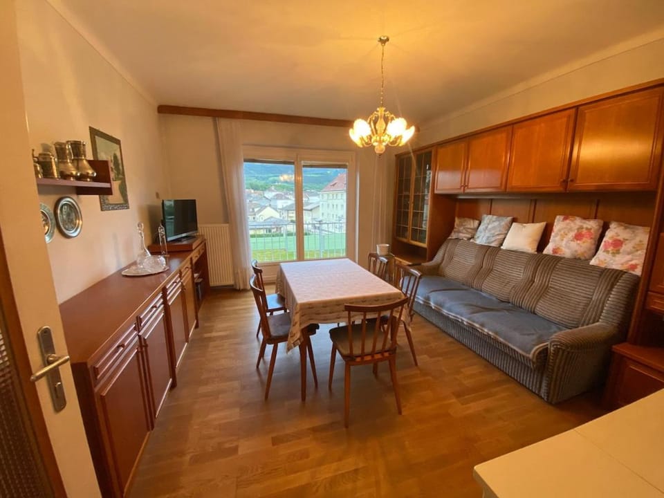 Living room, Photo of the whole room, Seating area, Dining area