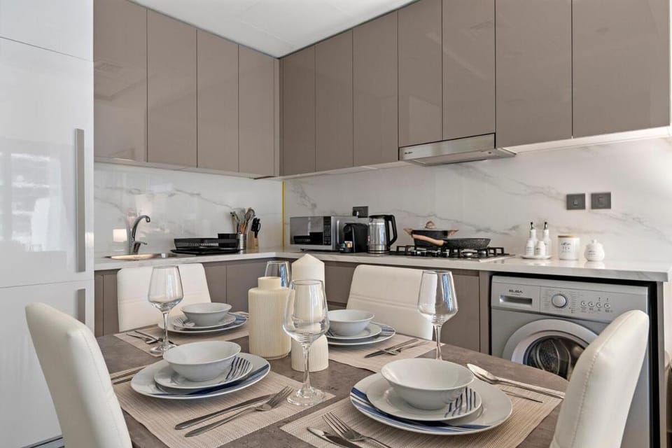 Stylish 1BR near Business Bay, Meydan Racecourse & Crystal Lagoon Apartment in Dubai