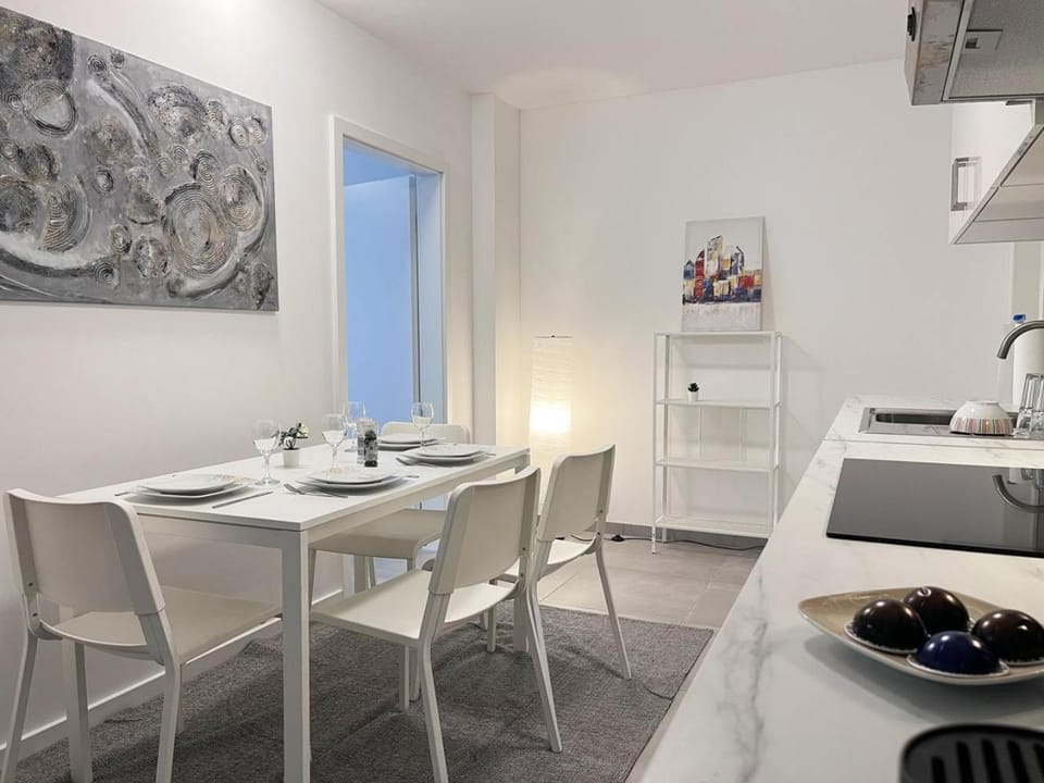 Kitchen or kitchenette, Seating area, Dining area
