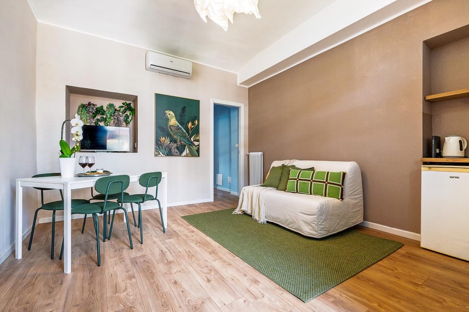Living room, Seating area, Dining area, Bedroom, air conditioner