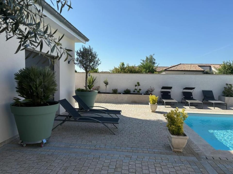 Property building, Restaurant/places to eat, Swimming pool, Breakfast