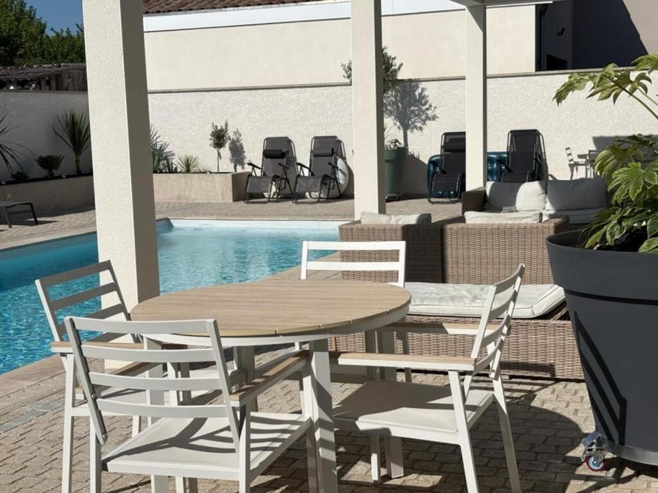 Property building, Restaurant/places to eat, Swimming pool, Breakfast