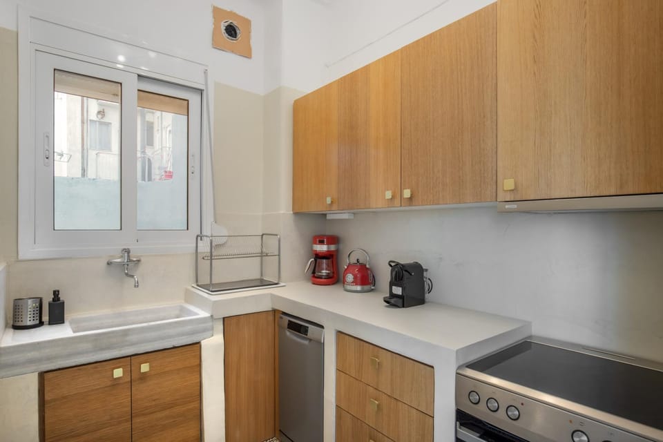 Coffee/tea facilities, Kitchen or kitchenette, dishwasher, stove