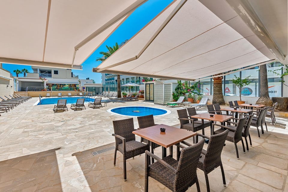 Swimming pool, sunbed