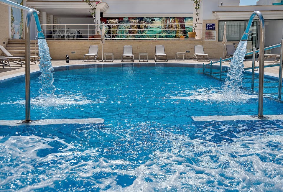 Hot Tub, Swimming pool