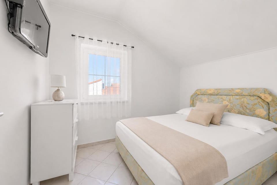 Bed, TV and multimedia, Bedroom