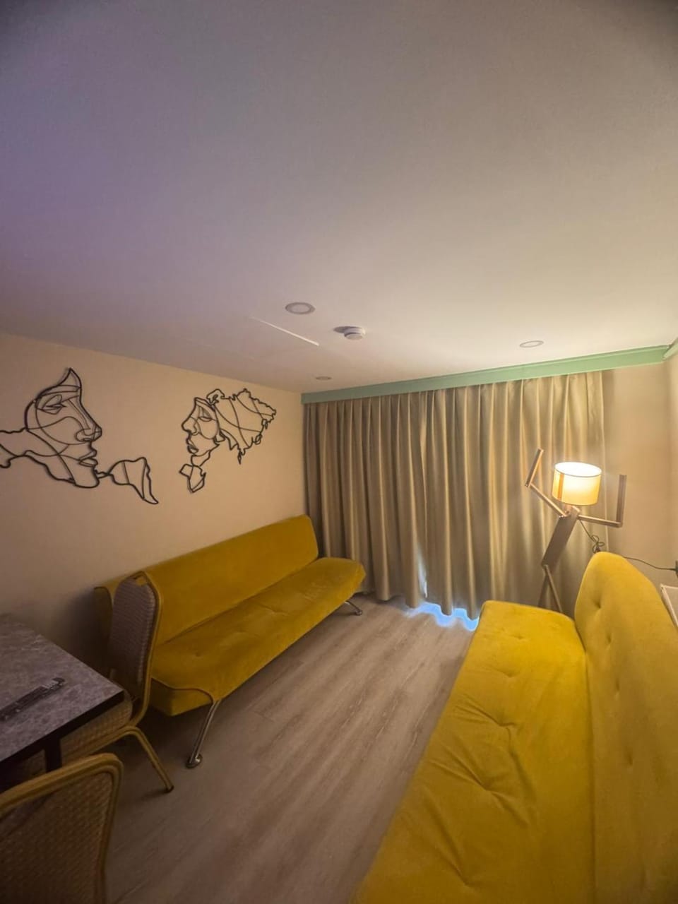 Living room, Photo of the whole room, City view