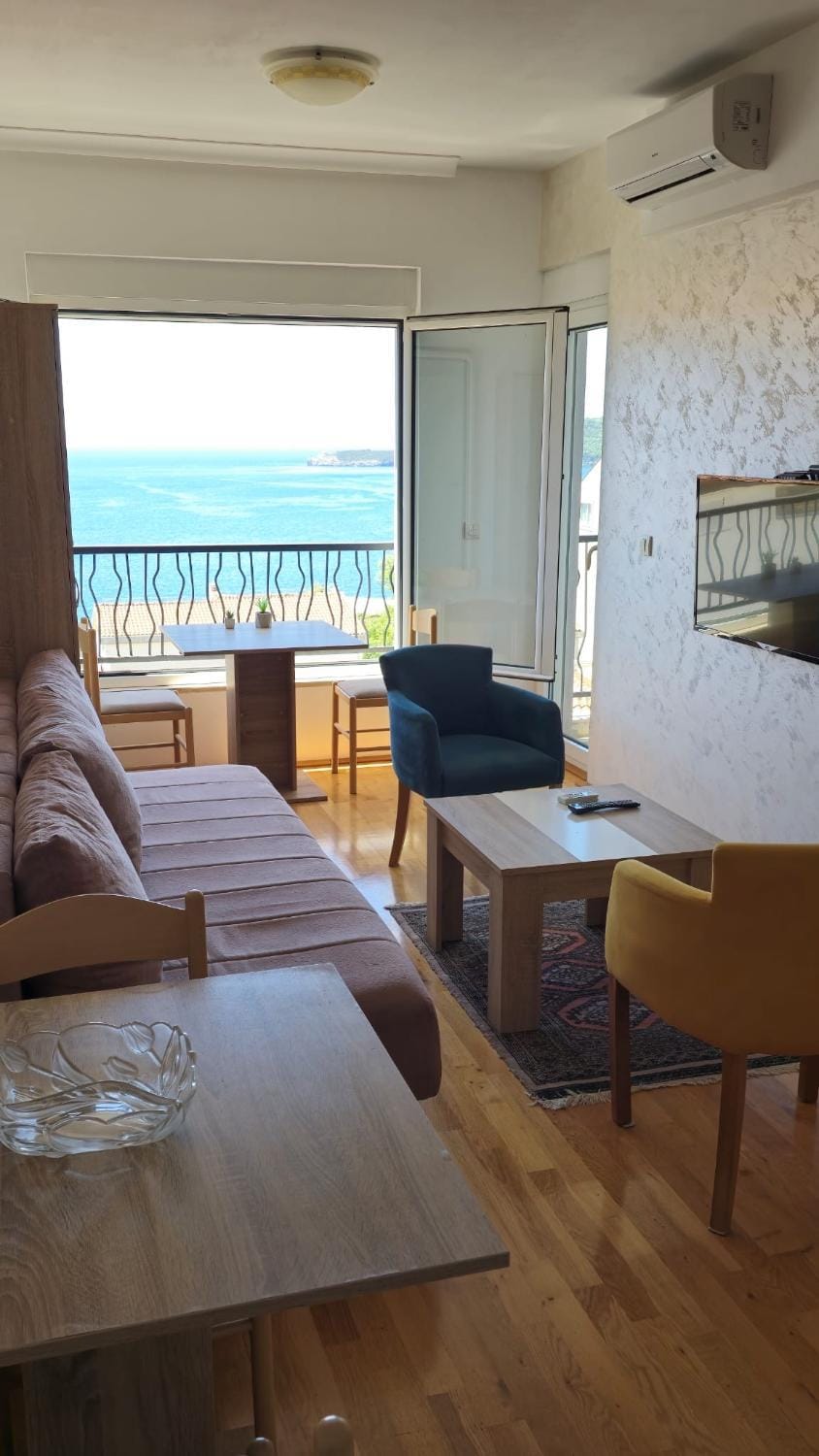 View (from property/room), Living room, Seating area, Dining area, Sea view