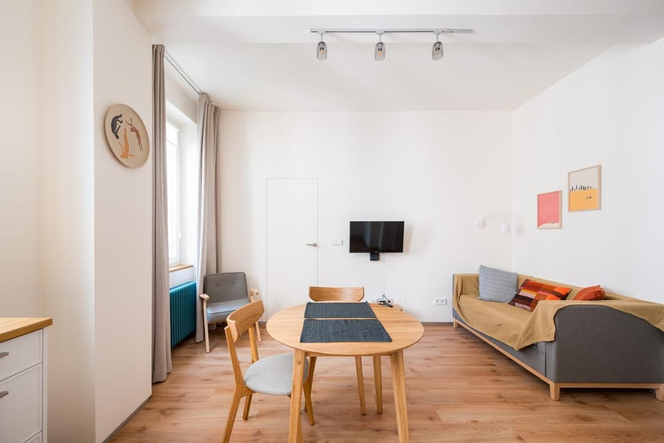 Communal lounge/ TV room, TV and multimedia, Living room, Seating area, Dining area, Evening entertainment