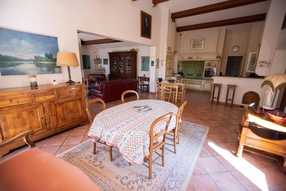 Kitchen or kitchenette, Dining area, oven, stove