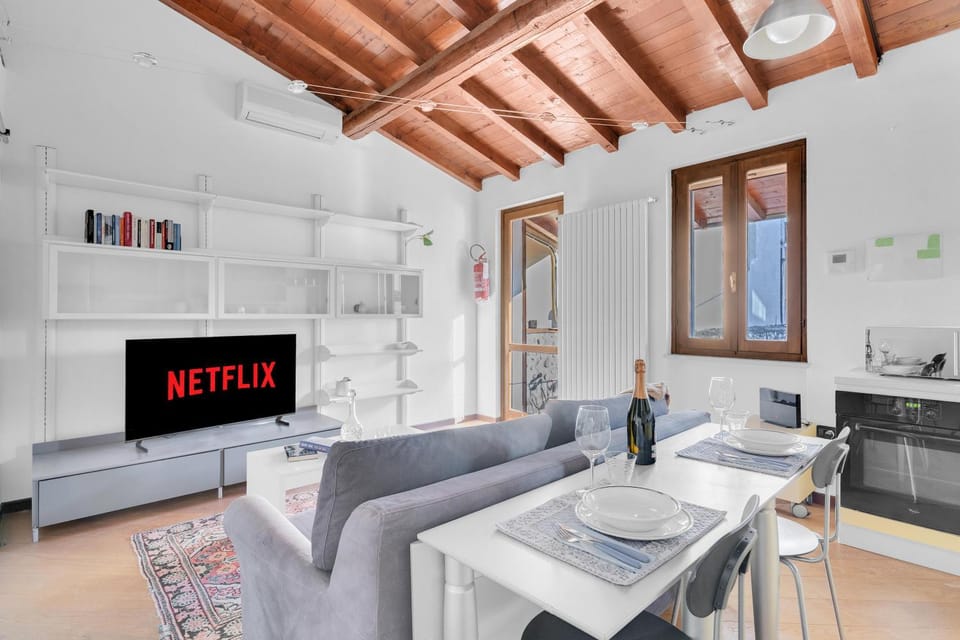 TV and multimedia, Kitchen or kitchenette, Living room, Seating area, Dining area