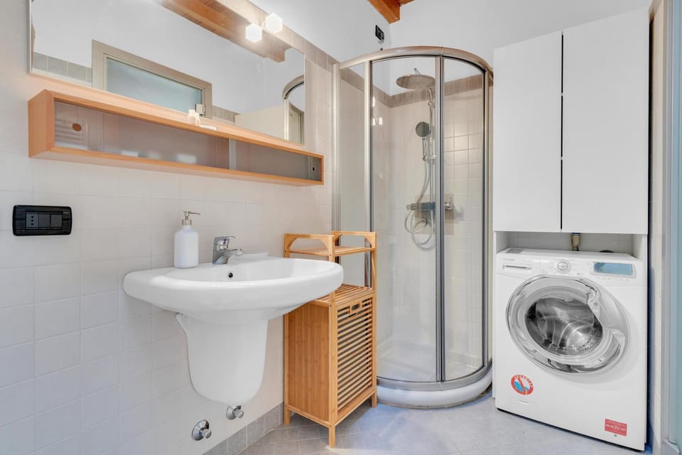Shower, Bathroom, towels, washing machine