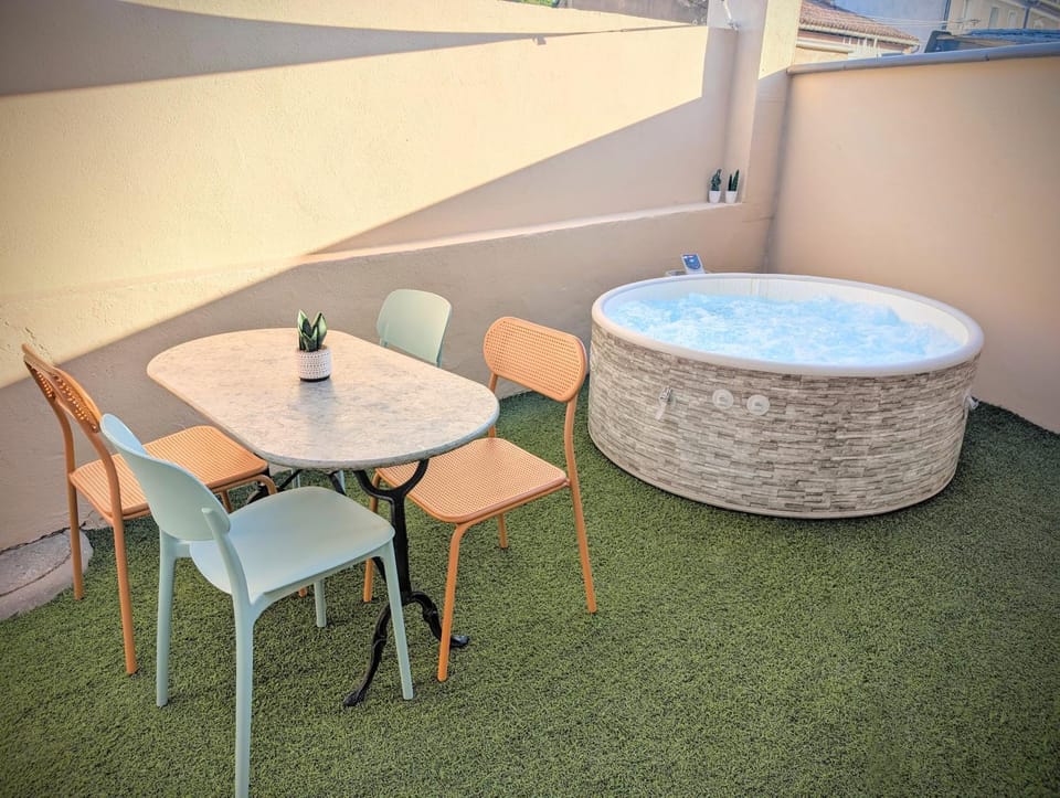 Patio, Hot Tub, Balcony/Terrace, Swimming pool