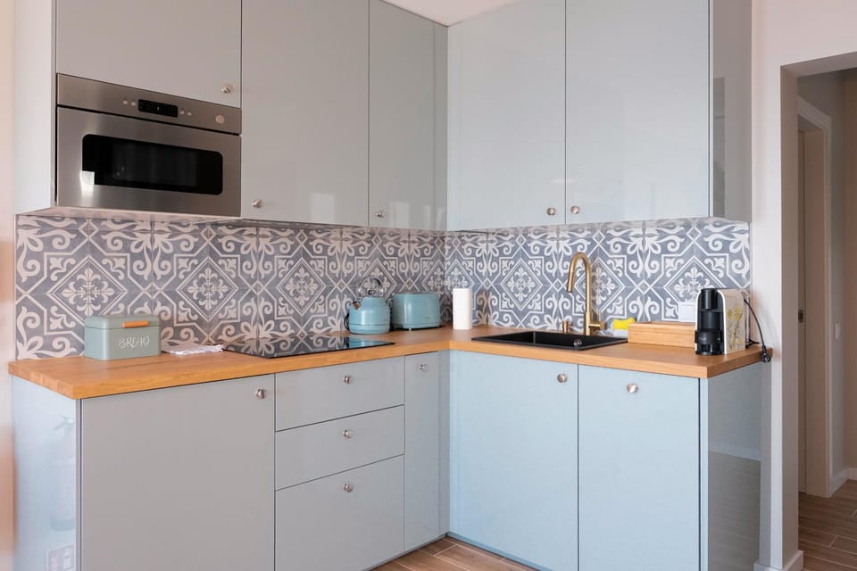 Coffee/tea facilities, Kitchen or kitchenette, dishwasher, stove, toaster