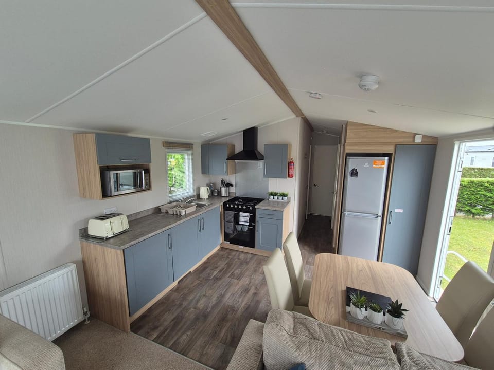 Trecco Bay - Sleeps 6 - Pet Friendly - Parking House in Porthcawl