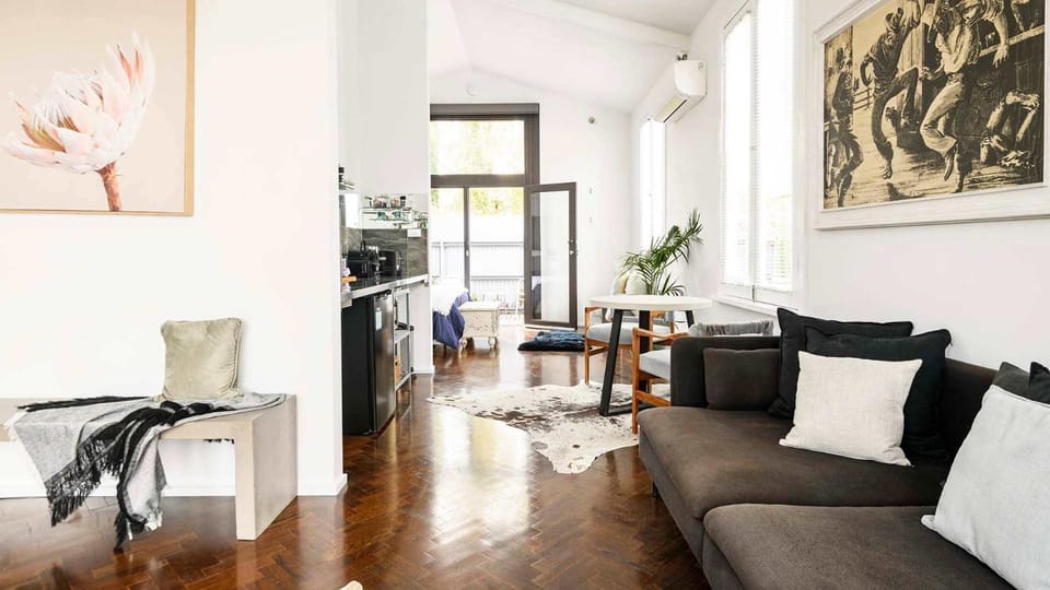 Kitchen or kitchenette, Living room, Seating area, Dining area