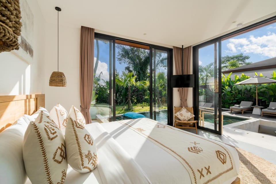 Bed, TV and multimedia, View (from property/room), Seating area, Bedroom, Garden view, air conditioner