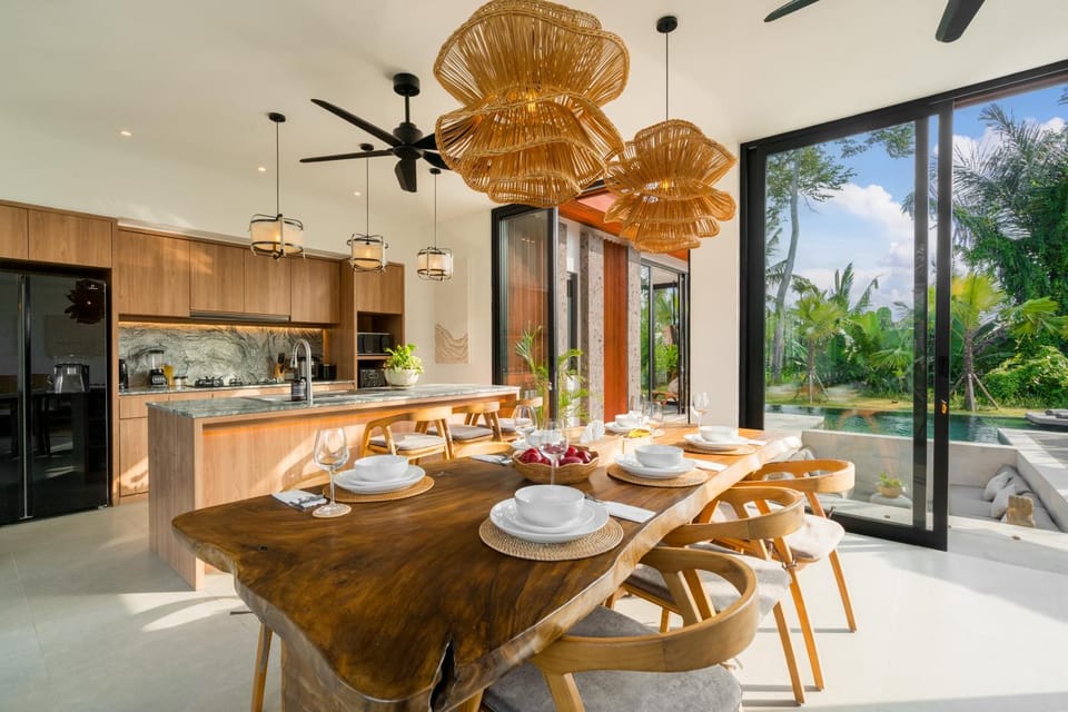 Coffee/tea facilities, Kitchen or kitchenette, Seating area, Dining area