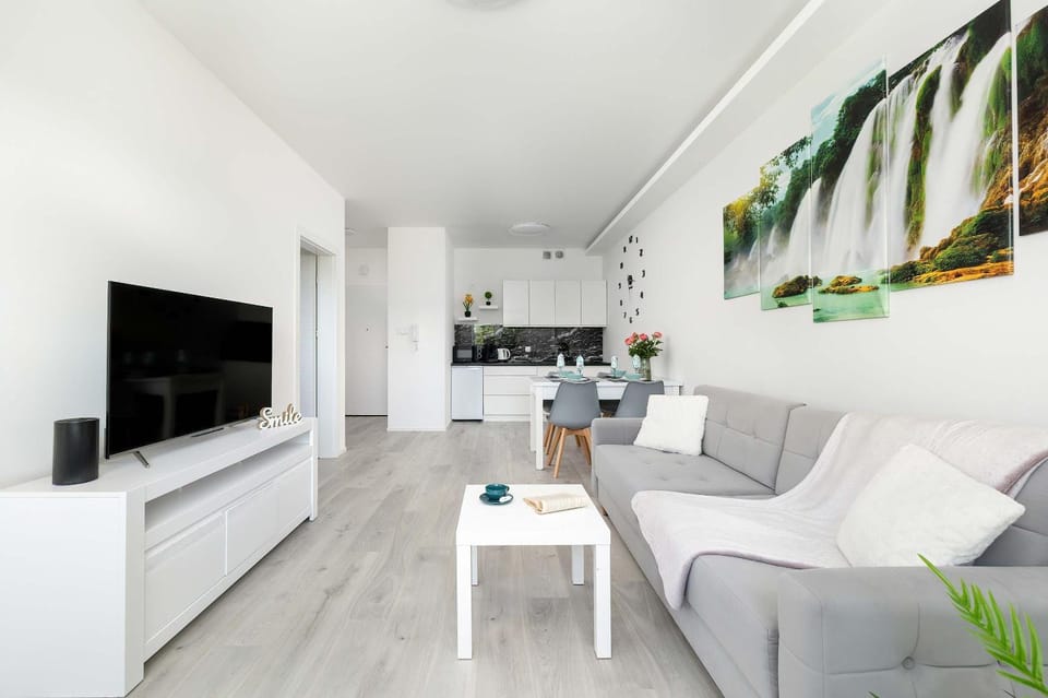 TV and multimedia, Living room, Seating area, Evening entertainment
