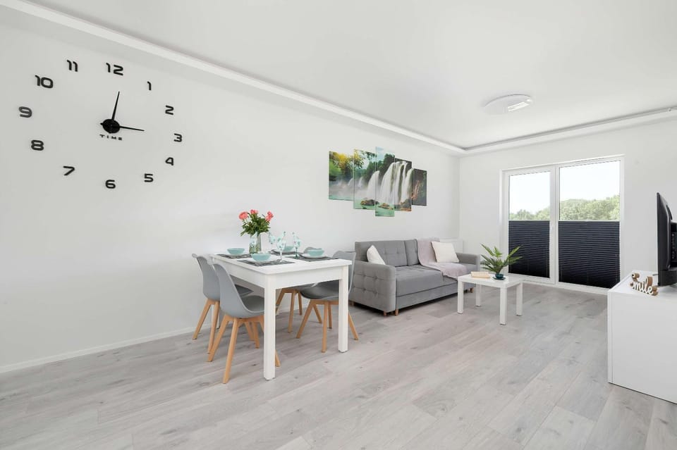 TV and multimedia, Living room, Seating area, Dining area