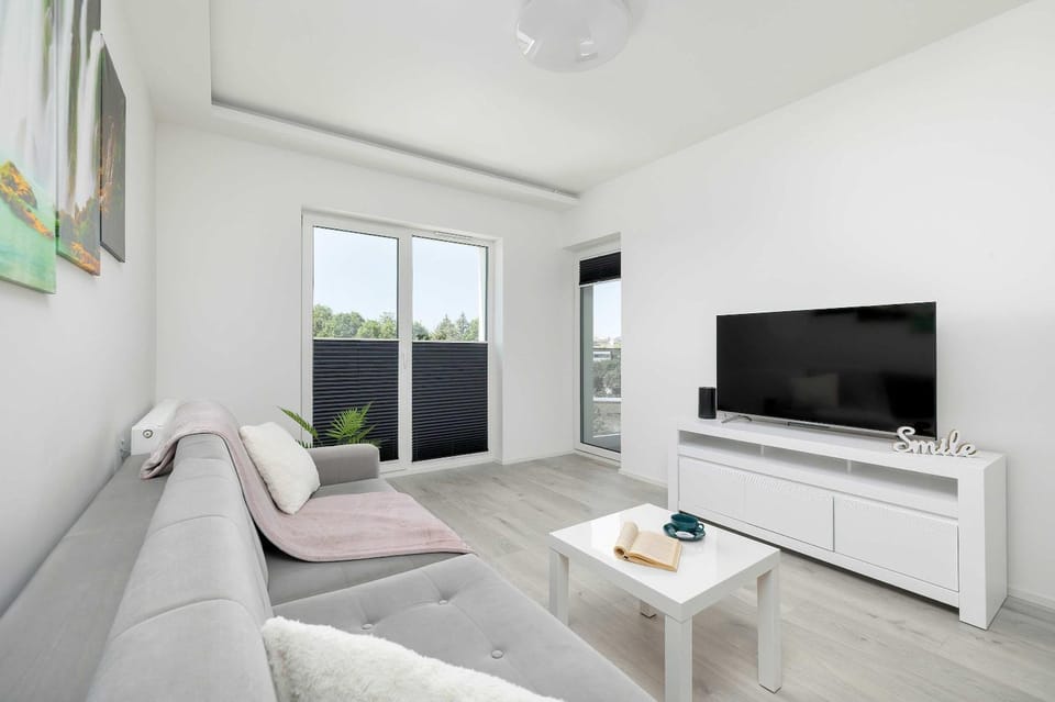 TV and multimedia, Living room, Seating area, Evening entertainment