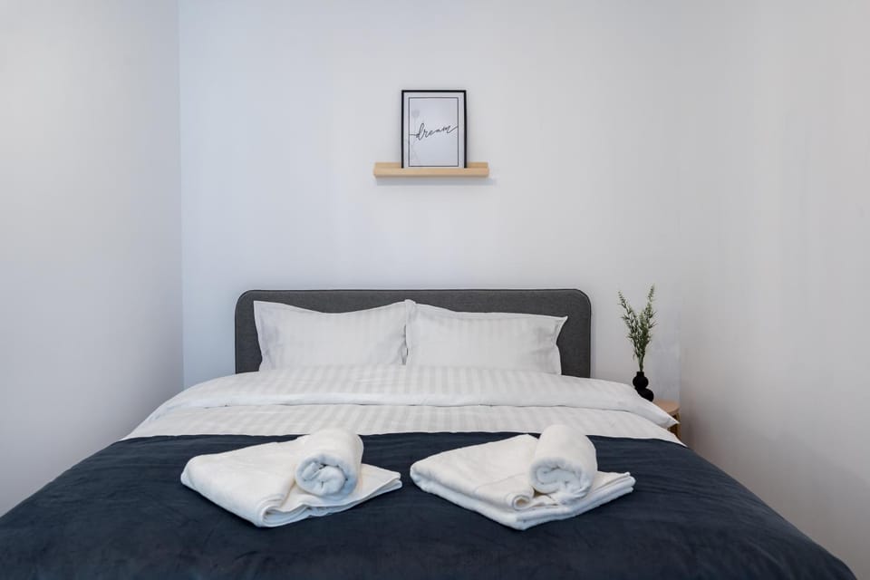 Bed, Photo of the whole room, Bedroom, towels