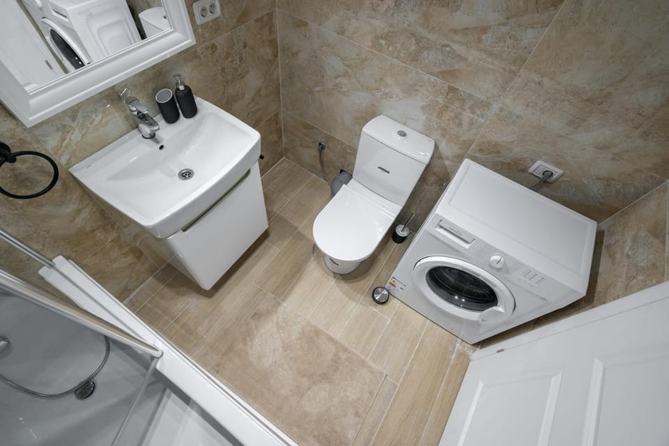 Shower, Toilet, Bathroom, towels, washing machine