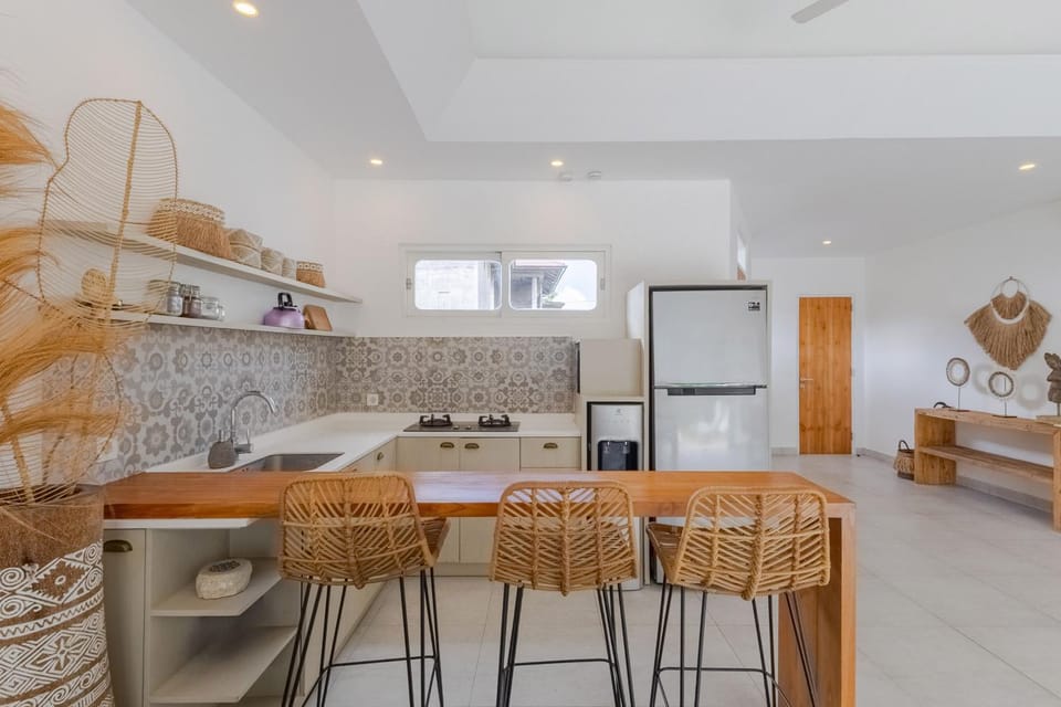Kitchen or kitchenette, minibar, stove