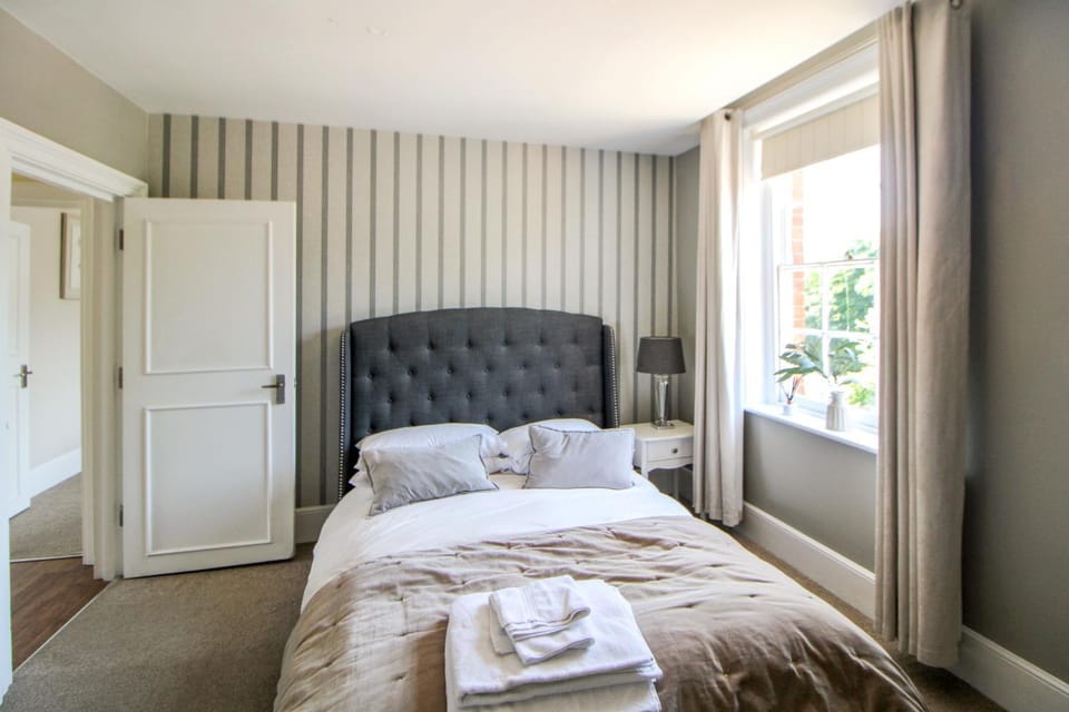 The Fraya Suite at Sterling house Short Stays Apartment in Basingstoke