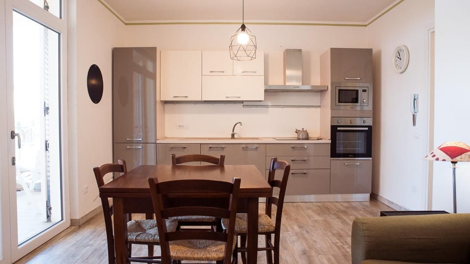 Kitchen or kitchenette, Dining area